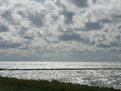 Blick auf die Nordsee. Tiefstehende Sonne im Gegenlicht lässt das Wasser golden erscheinen.