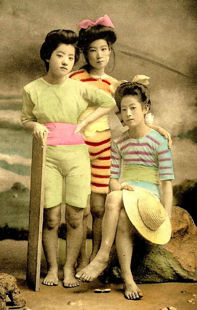 40 Colorized Photos of Japanese Bathing Beauties in the Early 20th