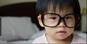 bahayakah anak yang sering memakai kacamata minus orang tua