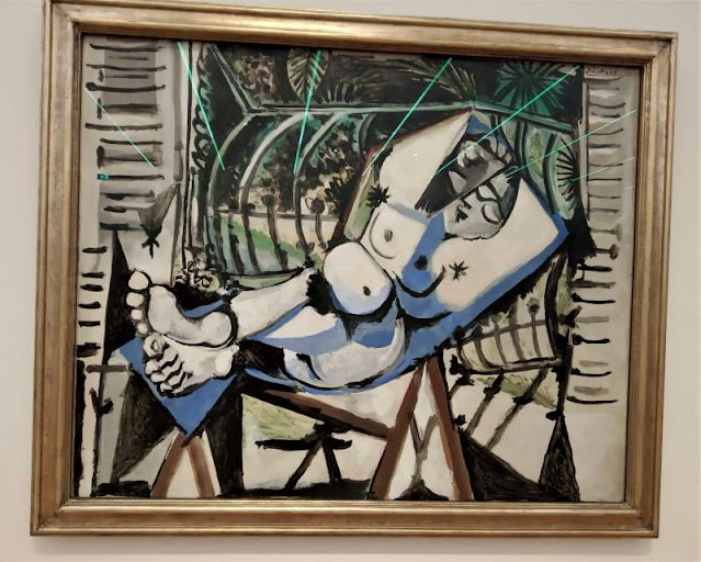 Donna nuda davanti al giardino di Picasso