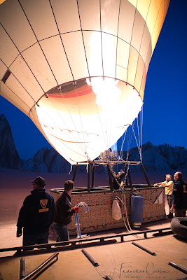 Atención máxima dutante el llenado de la vela del globo en Capadocia. Viajes_Turquia_Fotografia