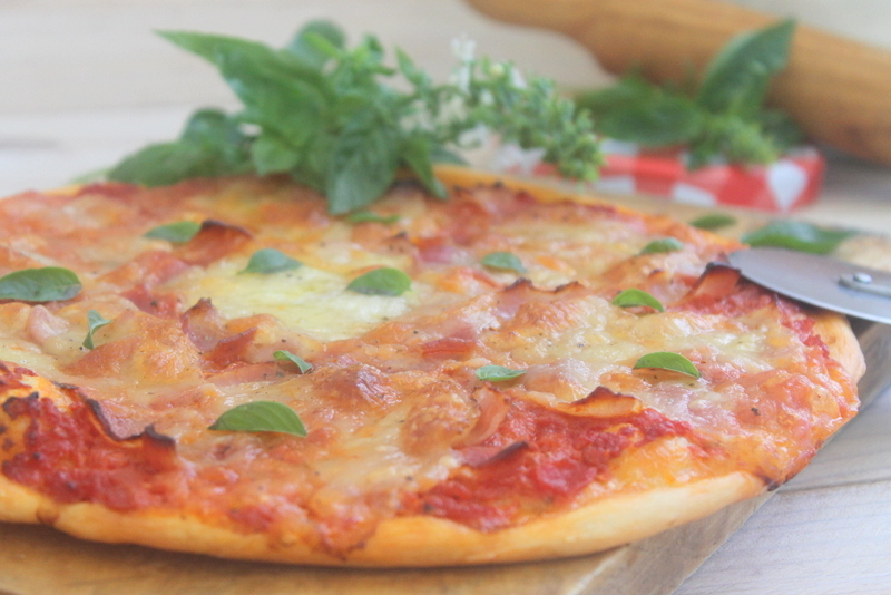 Cocina compartida Pizza de panceta ahumada mozarella albahaca y guindilla