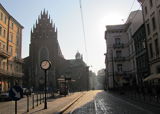 Plac Dominikanów, za nim dominikański Kościół Świętej Trójcy.