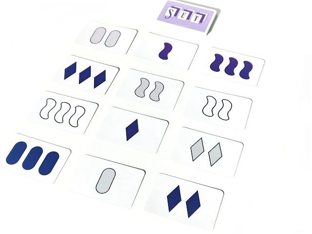 na zdjęciu zestaw wyłożonych kart 3x4, wszystkie karty są w kolorze fioletowym, nad nimi leży stos kart zakrytych