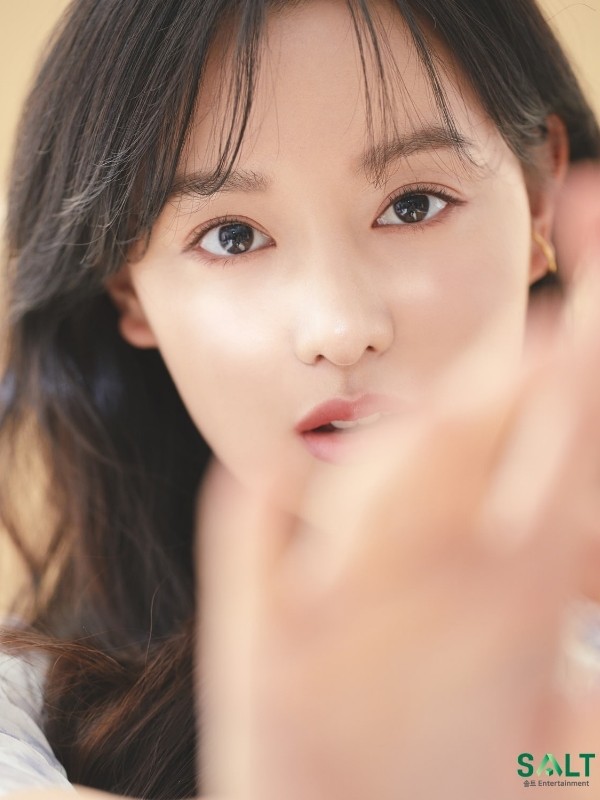 كيم جي وون تتألق في صور ملف تعريف جديدة مذهلة قبل الدراما القادمة