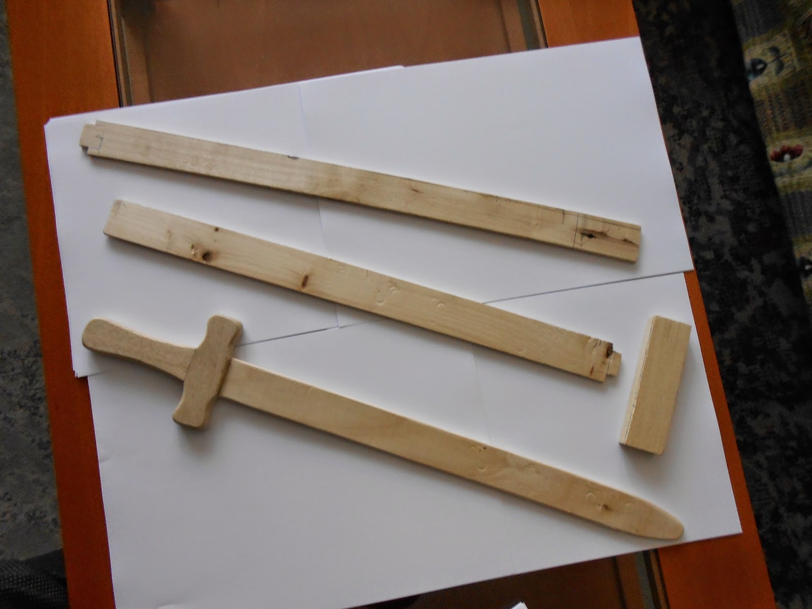 EL SEÑOR DE LOS ANILLOS. ARTESANÍA MARAGATA: JUGUETES 100% MADERA: ESPADAS