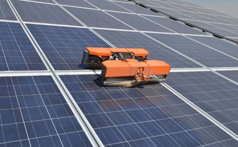 Los robots de limpieza llegan a los paneles solares y además lo hacen sin usar agua