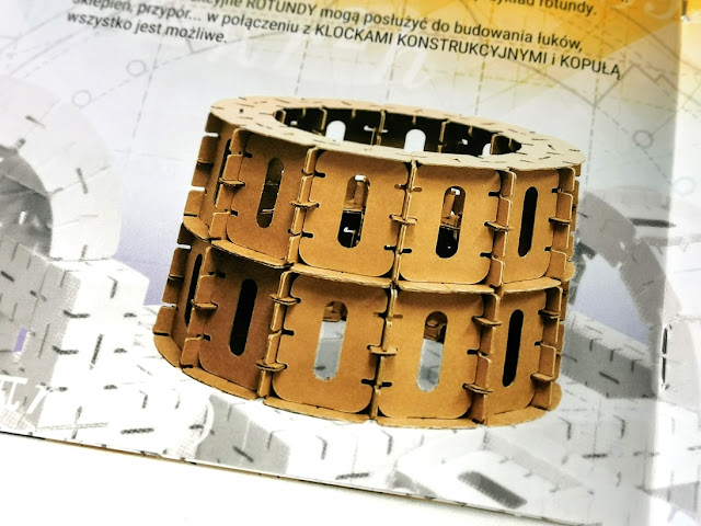 na zdjęciu rotunda zbudowana z tekturowych elementów