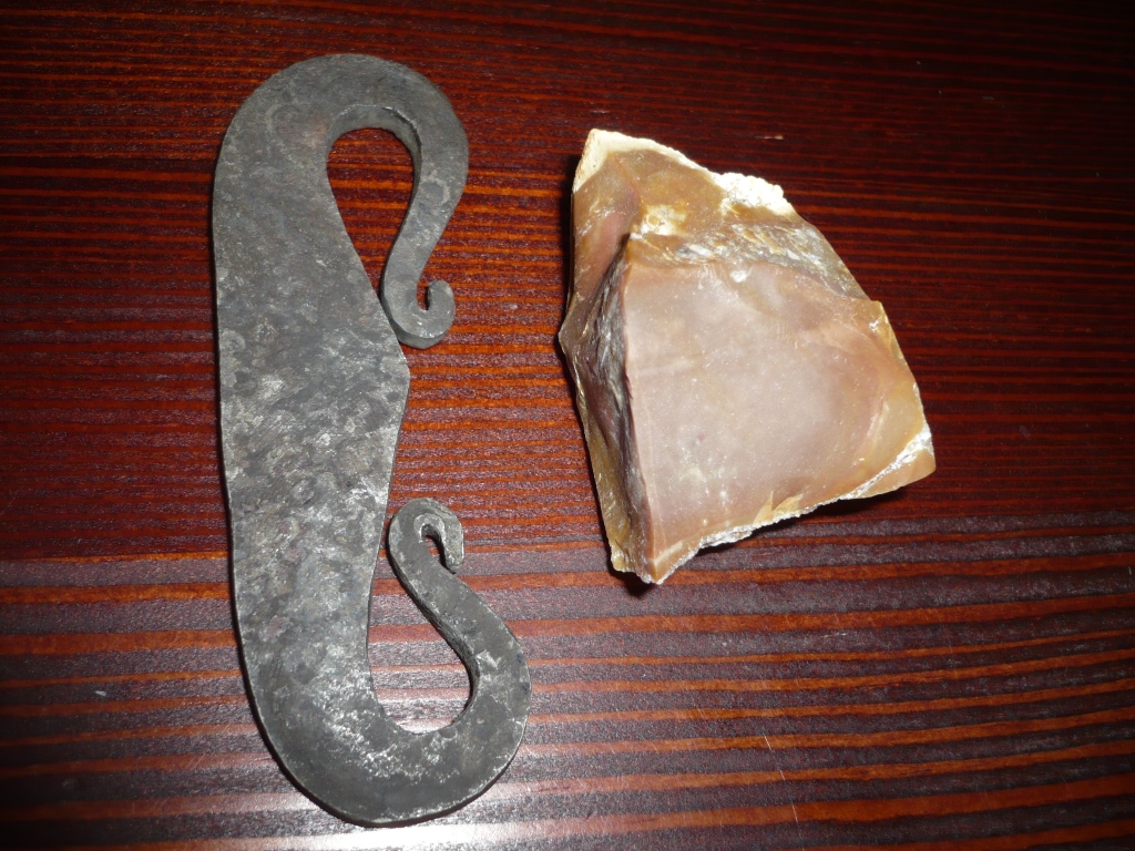 трут кремень и кресало. кремневый камень для огня. кремень для высекания. огниво (кресало) древней руси. кремень для высекания.