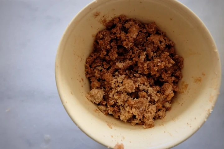 brown sugar butter and cinnamon crumble