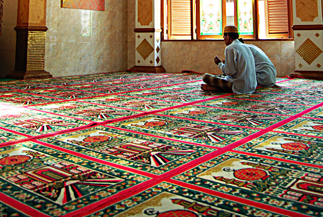 Bahkan di Dalam Masjid Pun, Iblis Bisa Menyesatkan Kita dengan Sajadah!