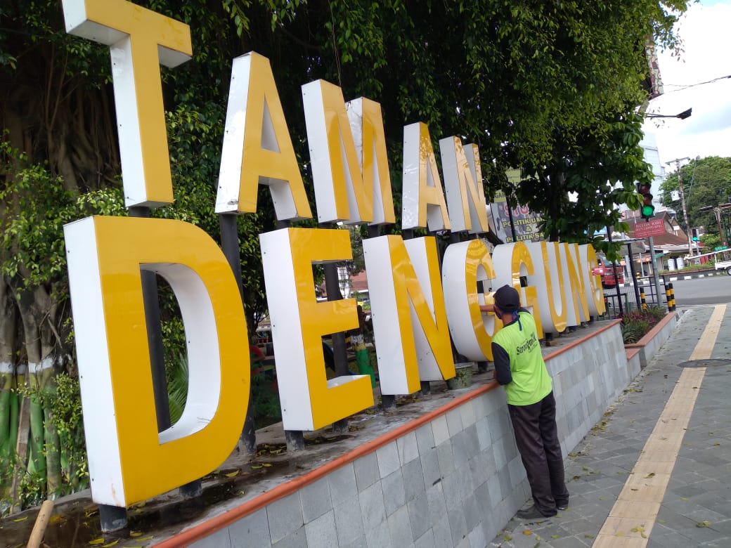 Cegah Covid-19, Petugas Rutin Bersihkan Taman Denggung dan Semprotkan Disinfektan
