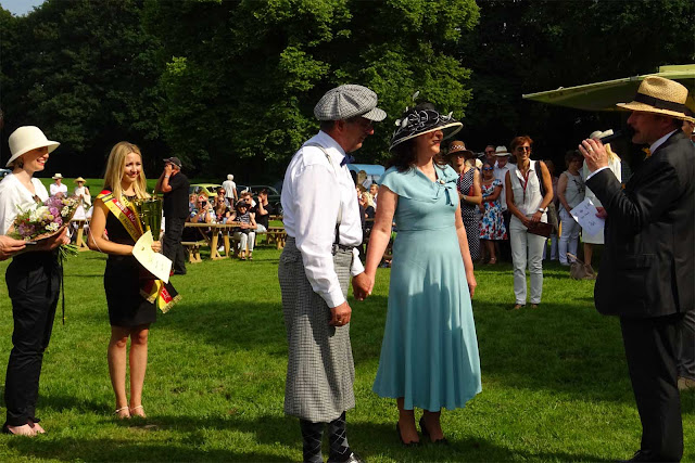 Miss NRW Alina Müllenborn und Prinzessin Marie-Christine von Merode warten mit Blumen und Pokal auf den Gewinner. Miss NRW Alina Müllenborn und Prinzessin Marie-Christine von Merode übergeben Blumen und Pokal auf dem 1. Fashion Award auf Schloss Merode