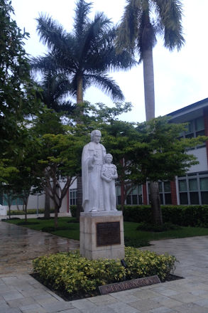 Monumento a San Marcelino Champagnat en el Colegio de los HH Maristas de Miami