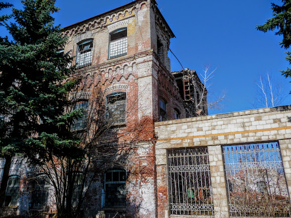 Славянск. Бывший горновой корпус фаянсового завода Кузнецова и Эссена.