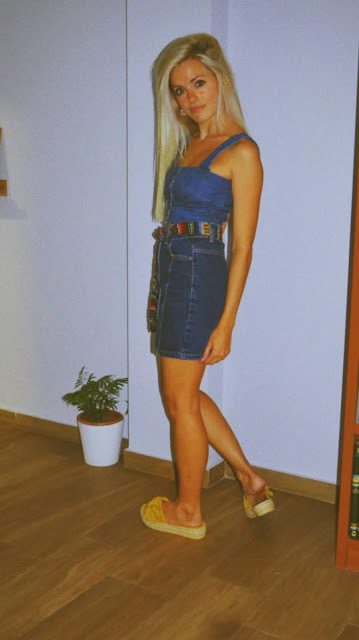 Alejandra Colomera con top vaquero, falda vaquera y cinturón estilo azteca recreando un look de los 2000