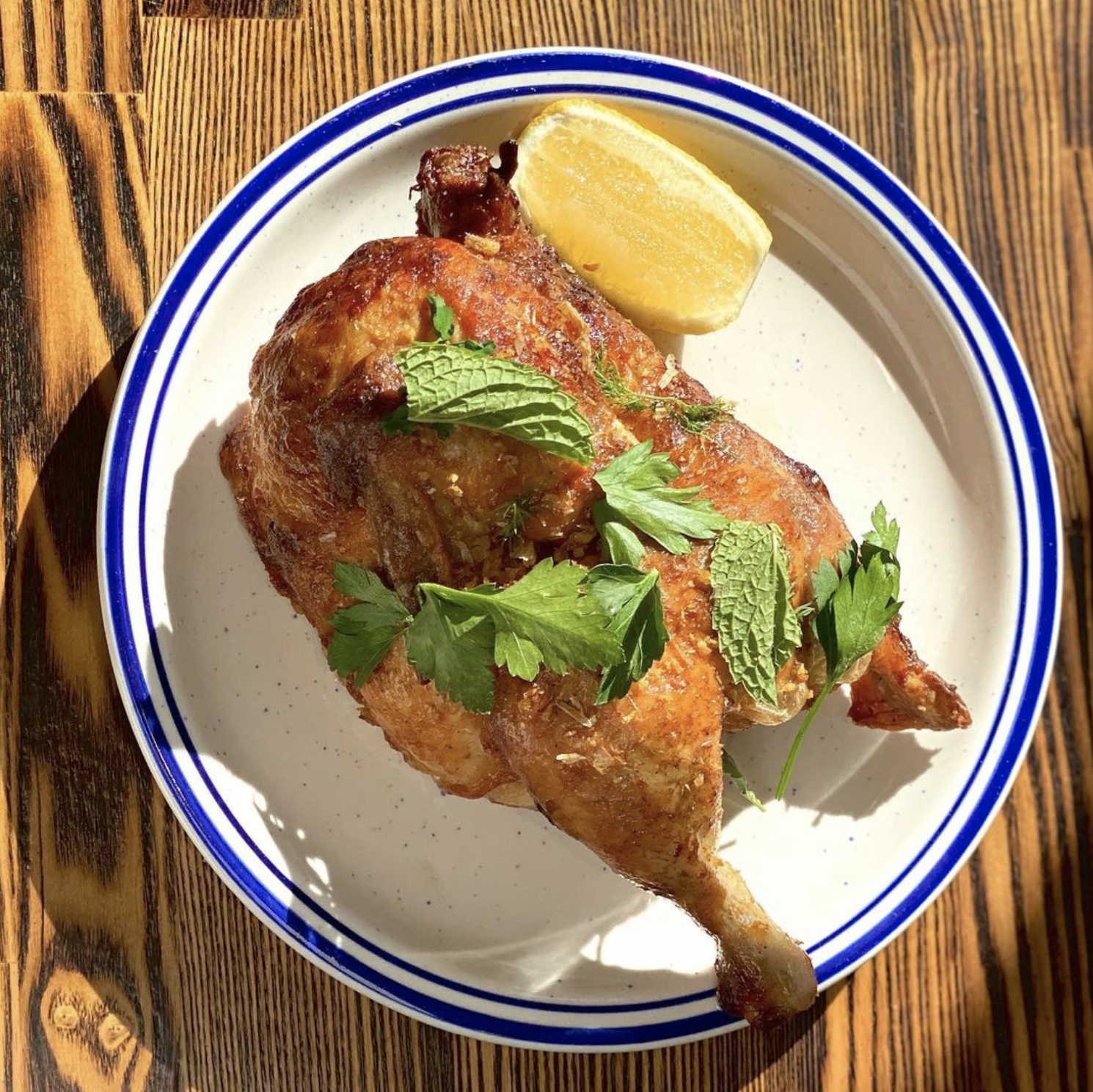 курица с 2 соусами. горячие блюда из птицы с гарниром и соусом. курица с 2 соусами. горячие блюда из ресторанов. сложные блюда из птицы.