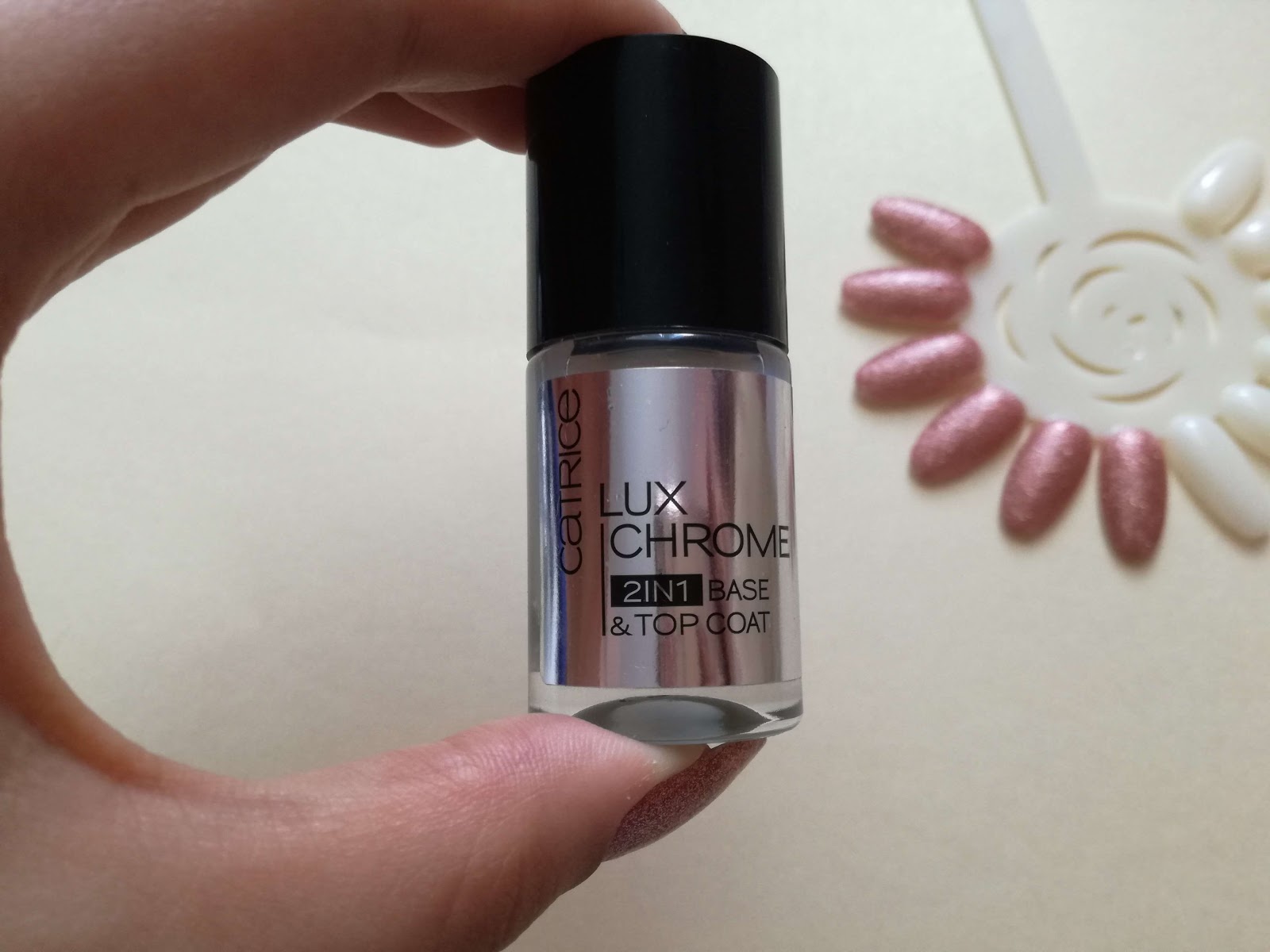 Błyszczące paznokcie z folią holo jak ją nakładać? MaliNaila.pl