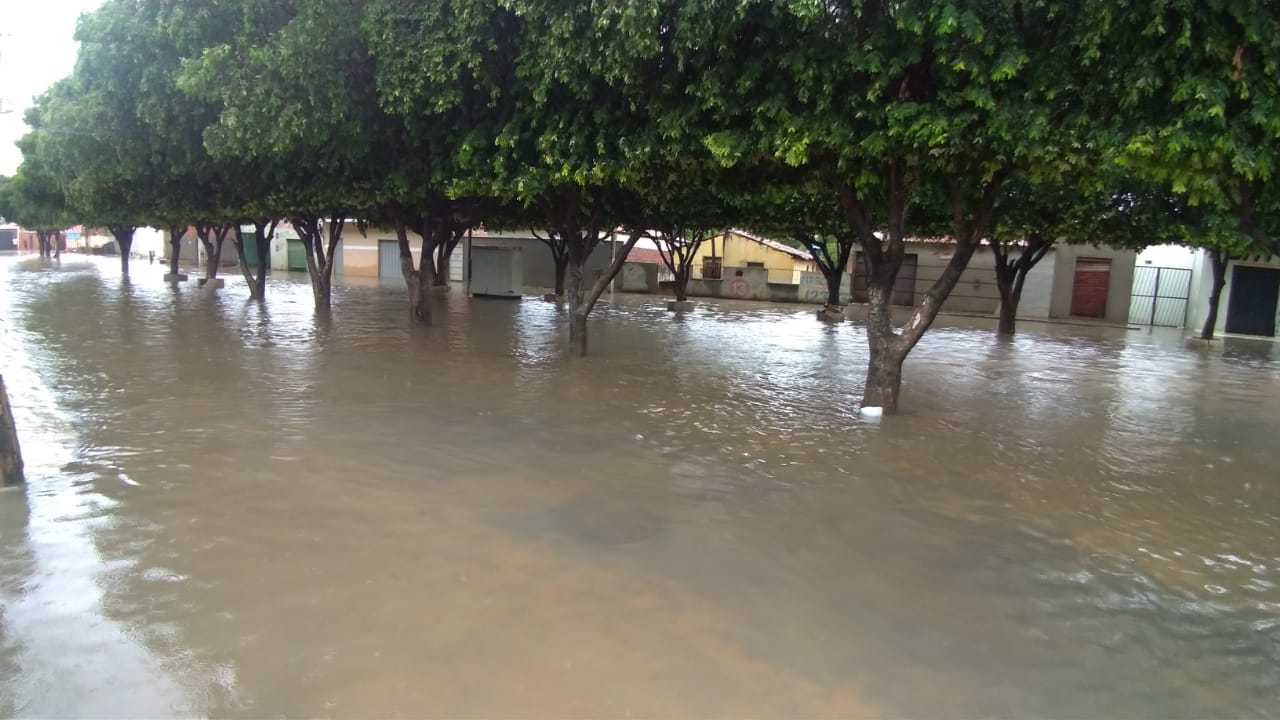 Com forte chuva, ruas de vários bairros de Bom Jesus da Lapa voltam a ficar alagadas Com forte chuva, ruas de vários bairros de Bom Jesus da Lapa voltam a ficar alagadas
