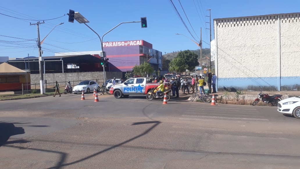 Ciclista morre atropelado por ônibus, em Parauapebas.   Um ciclista, identificado como Wagner Monteiro Carneiro, de 19 anos, mais conhecido como Cametá, morreu após ser atropelado por um ônibus, logo no início da manhã  desta quarta-feira, 11, entre a Avenida presidente Prudente e João Figueiredo, no bairro Paraíso, em Parauapebas.  De acordo com testemunhas, que presenciaram a cena, o ônibus e o ciclista convergiam para mesma esquina, quando o jovem ficou no ponto cego, para o motorista, e, a vítima não teve como desviar do pesado veículo, devido a várias motocicleta que estavam estacionadas nas proximidades da esquina, vindo a ocorrer o atropelamento, com a morte imediata de Wagner, ainda no local.  O Serviço de Atendimento Móvel de Urgência (SAMU), foi acionado e constatou o óbito.  Policiais militares e civis foram chamados e estiveram no local da ocorrência.   O caso foi registrado na 20ª Seccional de Polícia Civil em Parauapebas.   O Instituto Médico Legal (IML), fez a remoção do corpo.