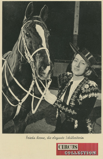 portrait de l'héritière du cirque Krone en costume de cavalier hispanisant