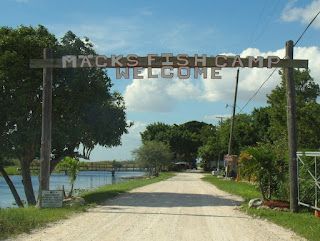 Entrada al Mack's Fish Camp Entrada al Mack's Fish Camp