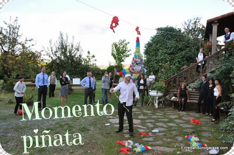 Golpeando la piñata en la boda, enredandonogaraxe.com
