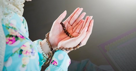 Perempuan Berdoa Meminta Cepat Hamil