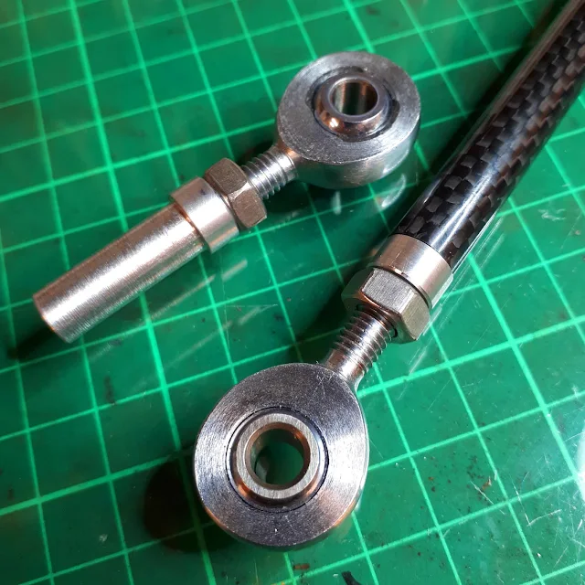 I made a nice bit! Trick carbon fibre gear shift rod with stainless Heim joints.