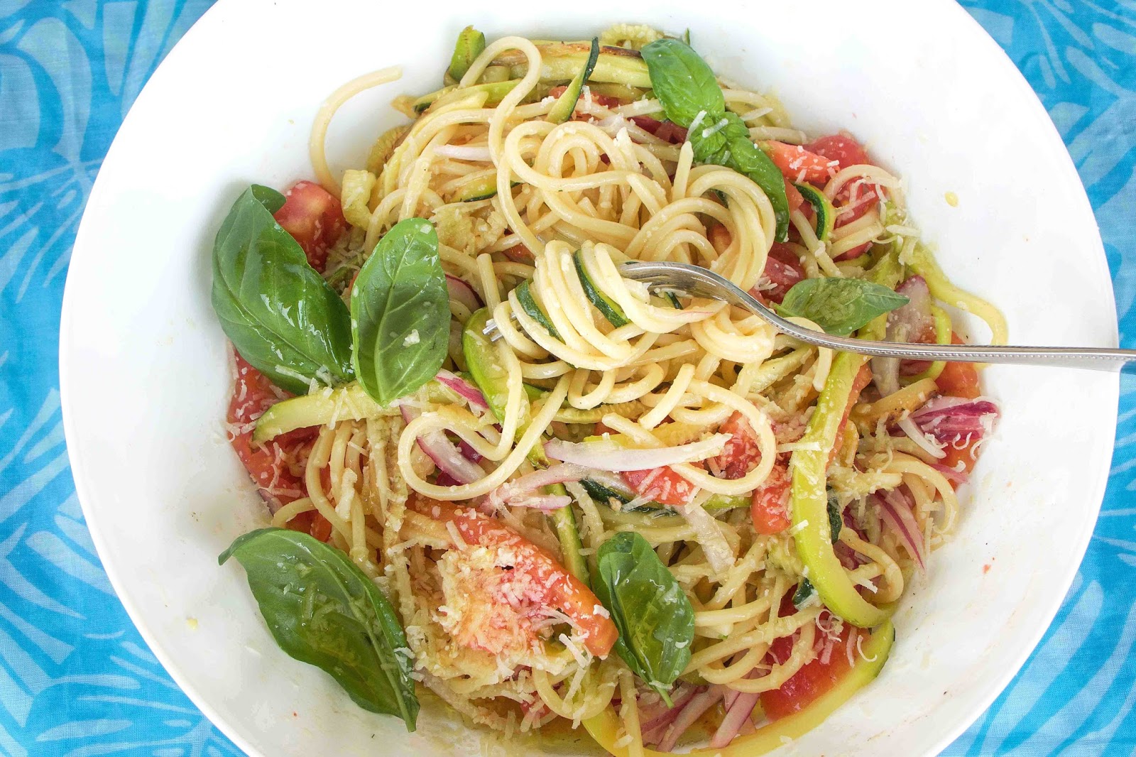 stuttgartcooking: Lauwarmer Spaghetti-Salat mit Tomaten und Zucchini