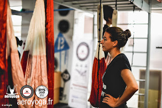 HAMAC YOGA DANS L'AIR