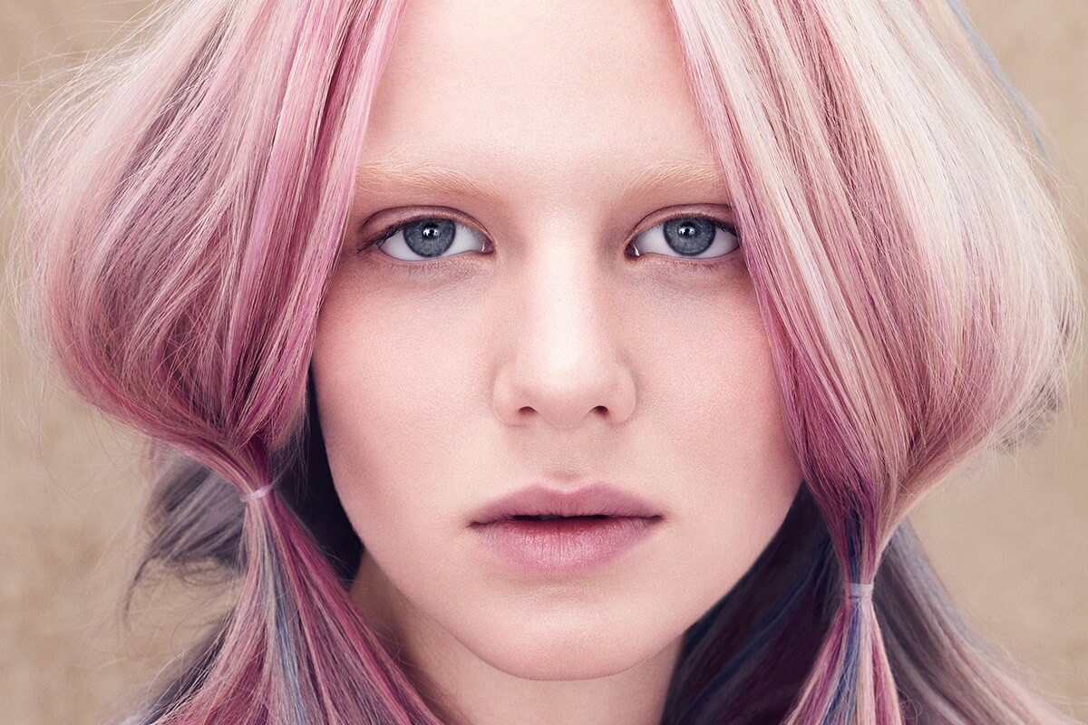 окрашивание волос парикмахер. краска для волос. окрашивание корней. окрашивание перманентными красителями. антоцианин g13.