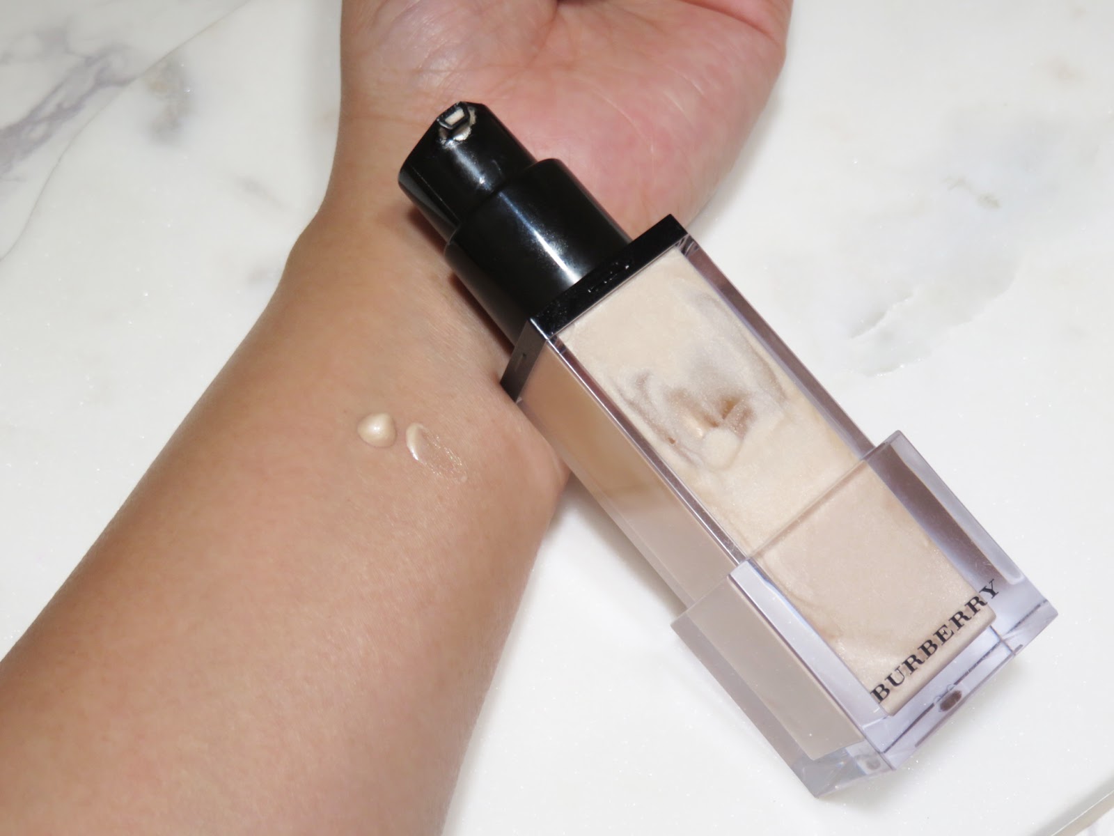 Review Burberry Fresh Glow Base | PRETTY IS MY PROFESSION