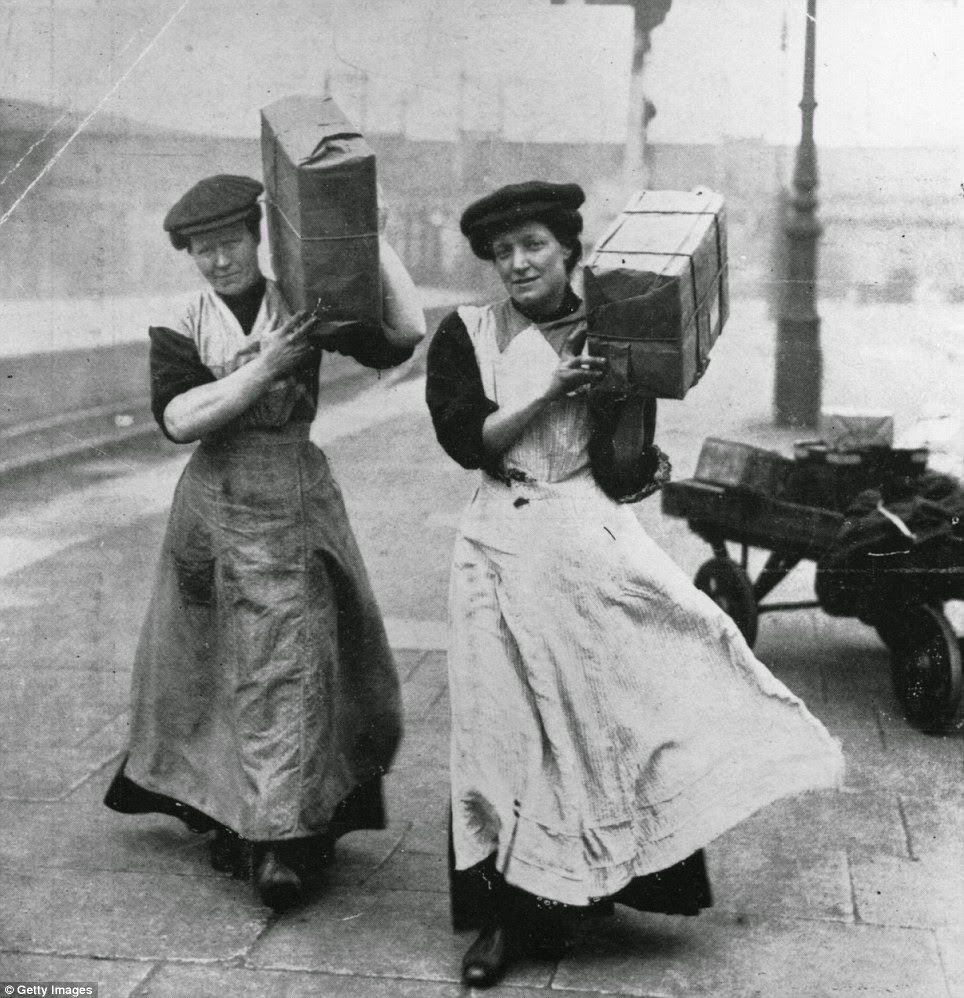 16 Incredible Photos Show Daily Life of British Women War Workers