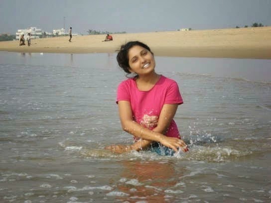 Latest Fashion And Styles Desi Girls Bathing In River Hd Photos 