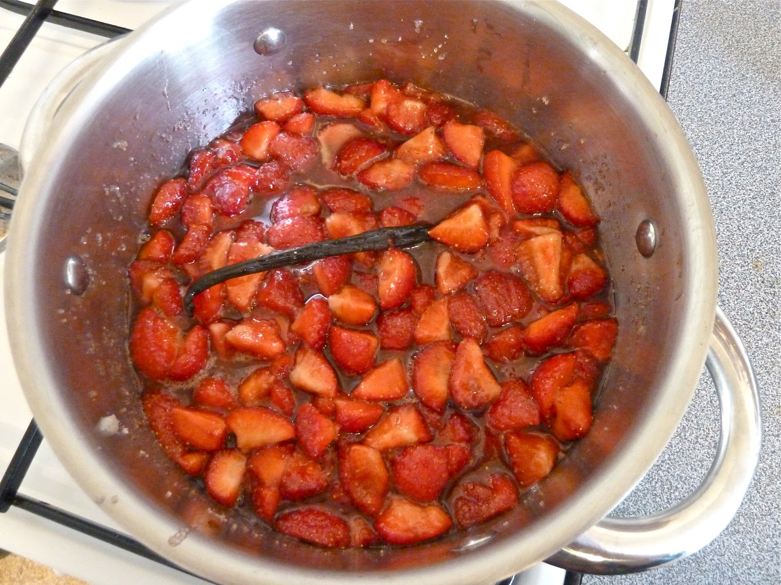 med kærlig hilsen Strawberry Vanilla Bean Jam