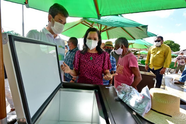 Prefeitura de São Luís entrega quiosques e triciclos a comerciantes das praças da Saudade e da Misericórdia