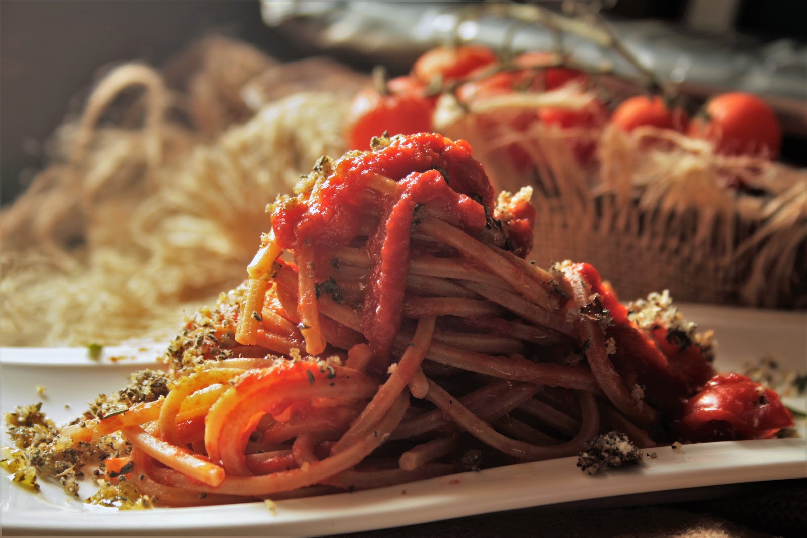 spaghetti integrali quadrati al pomodoro e pesto di erbette cucina sotto a livara