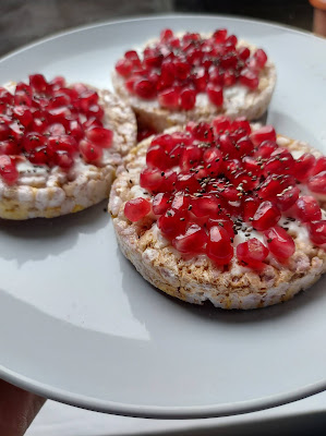 Rice cakes with yoghurt and pomegranate