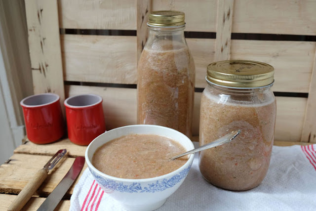 Gazpacho in einer Müslischüssel und abgefüllt in Weckgläsern