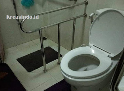 Memaksimalkan Kamar Mandi Untuk Orang Tua Dilengkapi Handle Atau Handrail Kamar Mandi