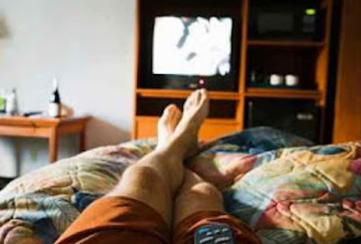 Bahaya Nonton TV Sambil Tidur Bahaya Nonton TV Sambil Tidur