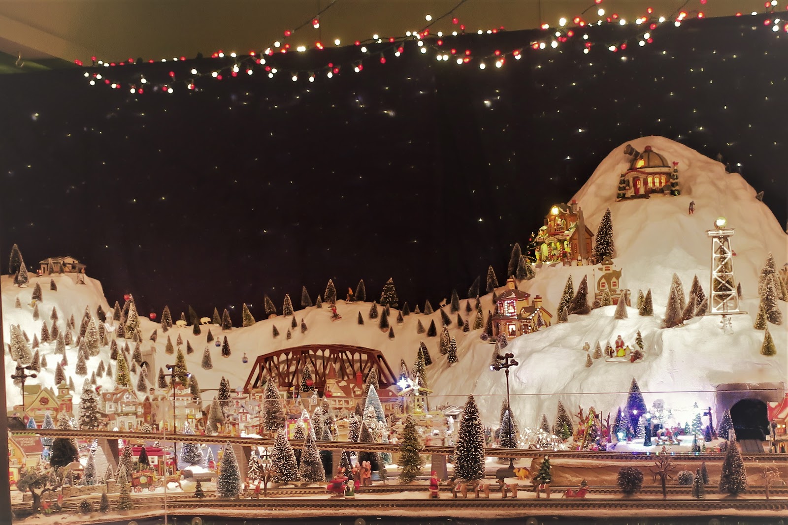 Living Rootless Road Trip Livingston, Texas Part 4 A Christmasy Evening in Livingston