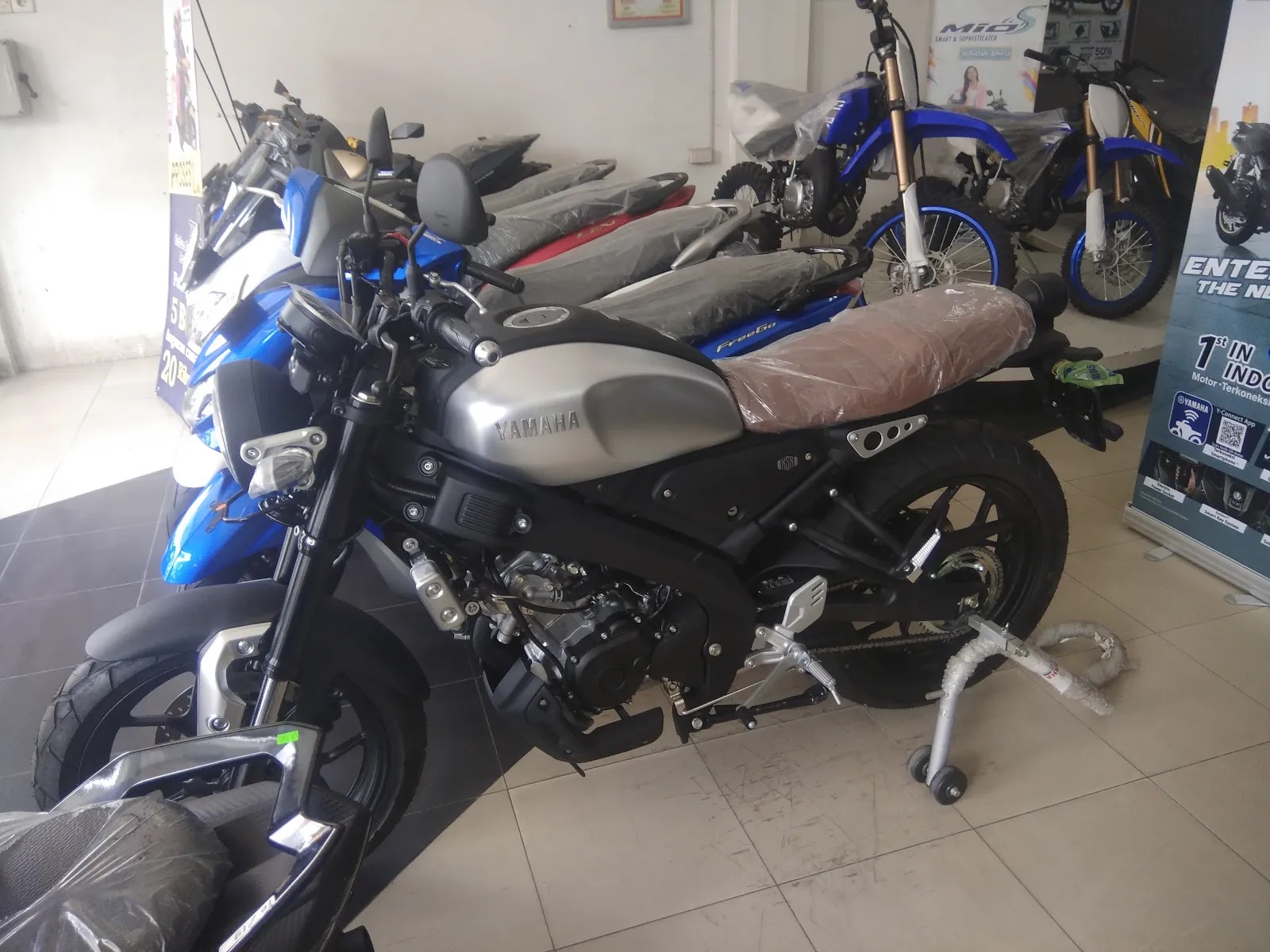 Yamaha XSR 155 di Showroom retro modern
