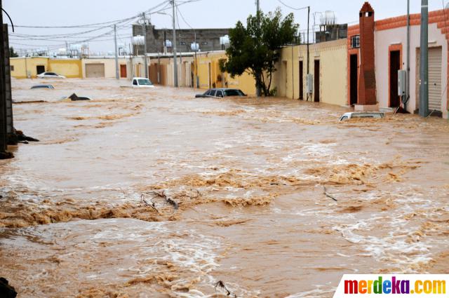 Foto Banjir Besar Terjang Kota Tabuk, Arab Saudi
