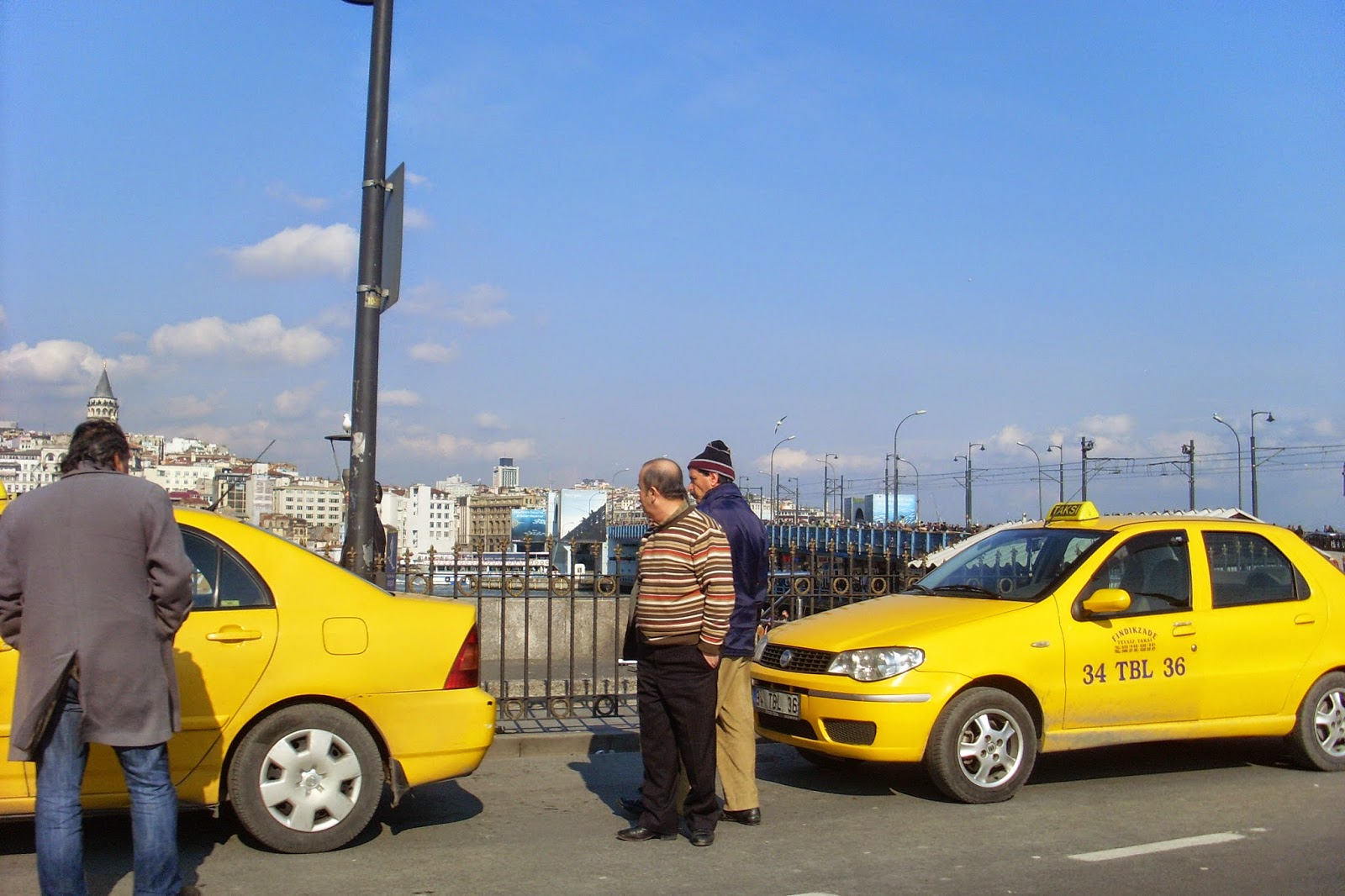Такси стамбул приложение. Такси в Стамбуле. Шахид мобиль такси. Фишки таксистов в 80е.