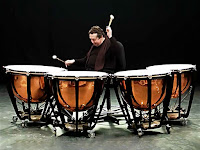 Timpani davullarına tokmakla vurarak çalan bir timpanist