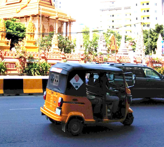 tuk tuk, phnom penh, ransel bertopeng, transportation cambodia, transportation phnom penh