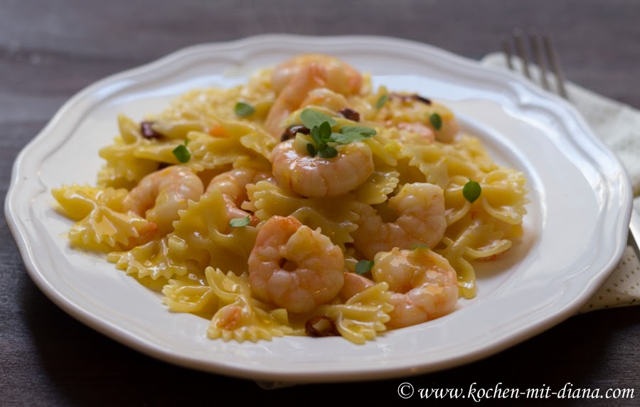 Farfalle with orange sauce and prawns - Cooking with Diana