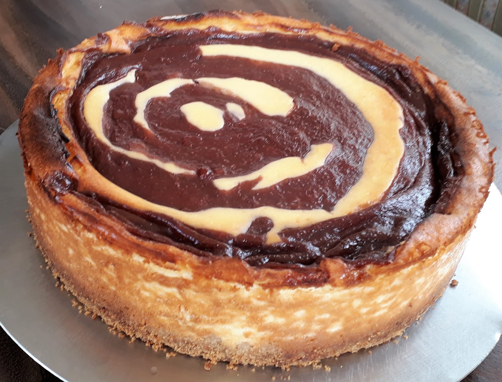 Käsekuchen mit Erdbeer-Rhabarber Strudel Käsekuchen mit Erdbeer-Rhabarber Strudel